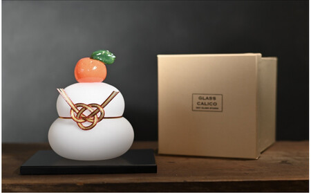 ガラスの鏡餅(黒台付き）サンドブラスト加工＜Lサイズ＞【鏡餅 サンドブラスト加工 ガラス お正月 鏡餅約13cm×約10cm 黒台15cm×12cm ハンドメイド 職人手作り 工芸品 伝統工房で作成 老舗ガラス工房 神奈川県 小田原市 】