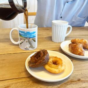 湘南・茅ヶ崎で描く、海を感じるイラストアート 『湘南ランドスケープ：マグカップ』 /サザンC 風景 犬 トイプードル 絵画 ビーチ