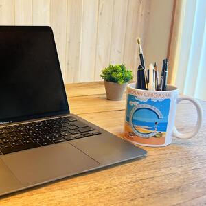 湘南・茅ヶ崎で描く、海を感じるイラストアート 『湘南ランドスケープ：マグカップ』 /サザンC 風景 犬 トイプードル 絵画 ビーチ