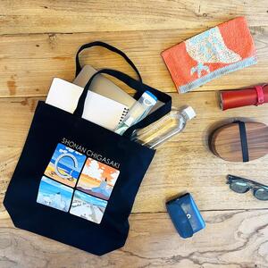 湘南・茅ヶ崎で描く、海を感じるイラストアート 『湘南ランドスケープ：トートバッグ　Mサイズ』 /風景 犬 猫 サザンC ビーチ