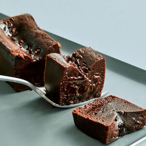 【ふるさと納税】MAISON CACAO メゾンカカオ 濃厚生ガトーショコラ 300g 驚きの口どけ 高級チョコレート 冷凍配送 神奈川県茅ヶ崎市