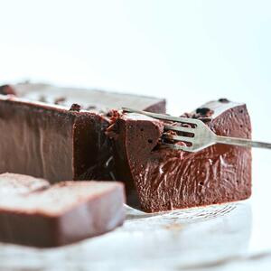 【ふるさと納税】MAISON CACAO メゾンカカオ 濃厚生ガトーショコラ 300g 驚きの口どけ 高級チョコレート 冷凍配送 神奈川県茅ヶ崎市