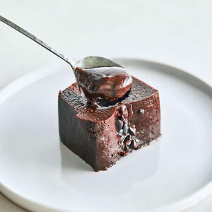 【ふるさと納税】MAISON CACAO メゾンカカオ 濃厚生ガトーショコラ 300g 驚きの口どけ 高級チョコレート 冷凍配送 神奈川県茅ヶ崎市