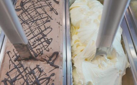 湘南茅ヶ崎の人気店 プレンティーズの生チョコアイスサンド＆アイスクリーム のし有