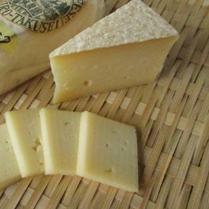 香林農園ナチュラルチーズ　牛セミハードチーズ　北海道　日高山脈の麓のチーズ農家_卵・乳製品 チーズ  _【配送不可地域：離島】【1212313】