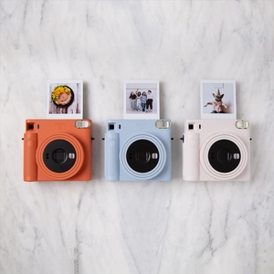 「インスタントカメラinstax™“チェキ”スクエアセット」instax™ スクエアフォーマットフィルム 2パック×20（合計400枚撮影可能）インスタントカメラ“チェキ”「instax SQUARE SQ1™ Terracotta Orange」×1 