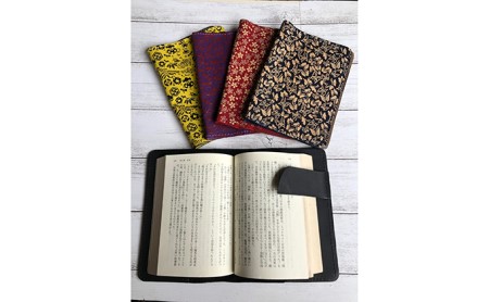 印傳（鹿革）の手作りブックカバー 雑貨 日用品 文房具 ファッション小物  紺下地白漆透かし蝶