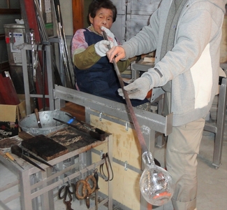 【ガラス工芸体験】溶けたガラスに息を吹き込み器を作る吹きガラス体験　グラスを4個作るコース【 体験チケット 硝子 ガラス 神奈川県 山北町 】