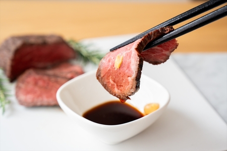 国産牛ローストビーフ1.26kg【レホール(西洋わさび)・ソース付き】