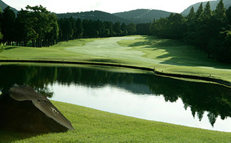 箱根湖畔ゴルフコース　平日1ラウンドプレー券(キャディ付・4枚)［ゴ［ゴルフ］