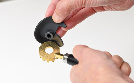 [大人の焼魚] 鱗とり 飛び散らない カバー付 うろこ取り 調理器具 キッチン用品 燕三条製 【011S238】