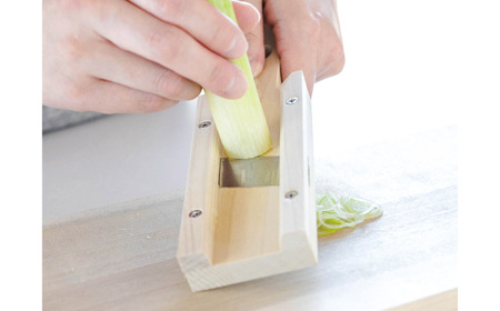 ねぎスライス(輪切り)と昭和の台所ピーラー 皮むき 時短 調理器具 キッチン用品 キッチンツール 燕三条製 [小柳産業]【012S094】