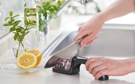 匠 UN-RYU(雲竜)オールステンレス三徳包丁・ダブルシャープナーセット 万能包丁 研ぎ器 簡単 キッチン用品 調理器具 新生活 燕三条製 [下村工業] 【052S020】