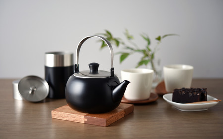 急須(吊り手) 500ml ブライト & ブラック お茶 ステンレス製 アーネスト 燕三条製 キッチン用品 調理器具【011S200】