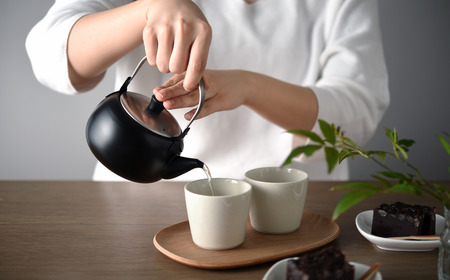 急須(吊り手) 500ml ブライト & ブラック お茶 ステンレス製 アーネスト 燕三条製 キッチン用品 調理器具【011S200】