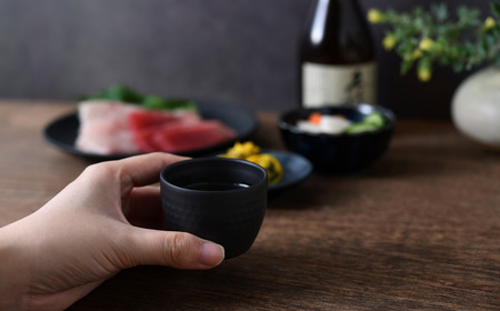 チタン槌目ぐい呑み (二重構造) ブラック お猪口 酒器 燕三条製 アーネスト【014S092】