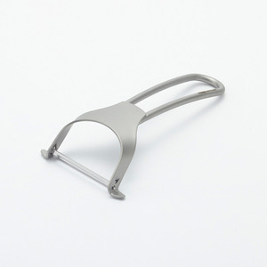 新生活調理器具5点セット サビに強い鉄フライパン20cm / (ブラスト)ピーラー ミニスライサー＆ミニグレーダー 栓抜＆プルタブ起こし 万能トング 燕三条製 [プリンス工業]