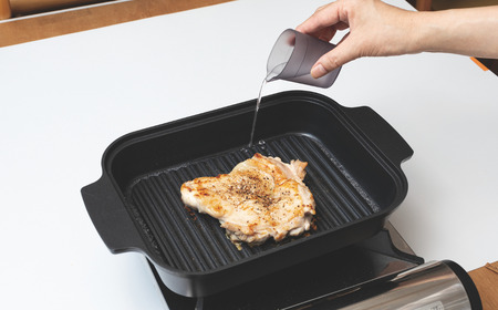 [Leye] スチームクッカー＆コルクミトン IH対応 調理 初心者 自炊 おうち 新居 おしゃれ かわいい 新生活 お洒落 魚焼き器 蒸し焼き 蒸し料理 魚料理 肉料理 時短 ヘルシー 油 脂 波型プレート 窓付き 蓋 燕三条製 【031S026】