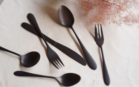 ギフト 黒染めカトラリーDフルセット [ざらざら] 96 KURO スプーン フォーク ナイフ デザート スープ ステンレス製 燕三条製 新生活 経年変化 おしゃれ キッチン ごちそう おもてなし 贈り物【033S060】