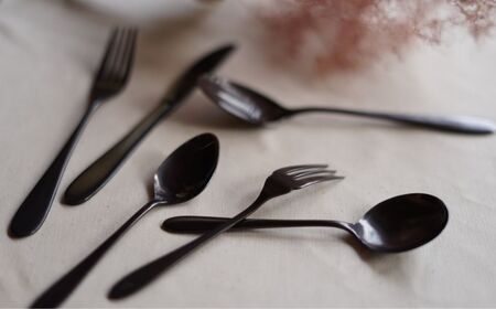 ギフト 黒染めカトラリーDフルセット [つやつや] 96 KURO スプーン フォーク ナイフ デザート スープ ステンレス製 燕三条製 新生活 贈り物 経年変化 おしゃれ キッチン ごちそう おもてなし【033S061】