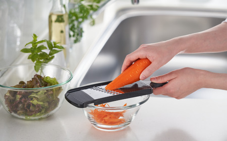 スピードおろし容器ザル付き＋シャープ千切り [プログレード]  キッチン用品 燕三条製 新生活 一人暮らし [下村工業] 【010S319】