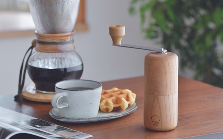 [限定100個] 欅を使ったコーヒーミル 木目 セラミック刃 手動 コンパクト ソロキャンプ 燕三条製 【030S041】