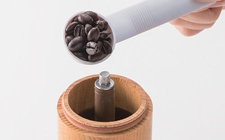 [限定100個] 欅を使ったコーヒーミル 木目 セラミック刃 手動 コンパクト ソロキャンプ 燕三条製 【030S041】