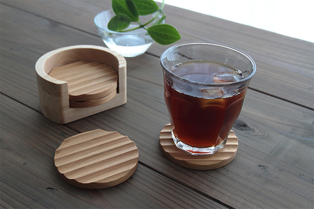 【木製コースター】チップスコースター 4枚組ホルダー付き(国産山桜)《1枚あたり 直径8×厚さ0.9(cm)》