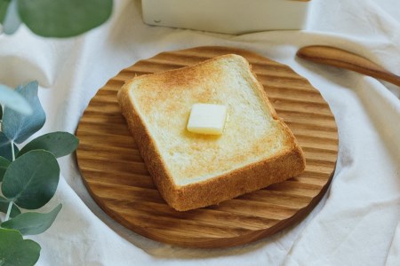 トーストを美味しく食べる木のパン皿（波乗りパン皿）サイズ200《直径 ...