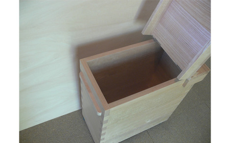 総国産桐材で作った跳上式蓋 桐米びつ 30kg入《サイズ:W28cm×D51cm×H59cm》重さ約5kg