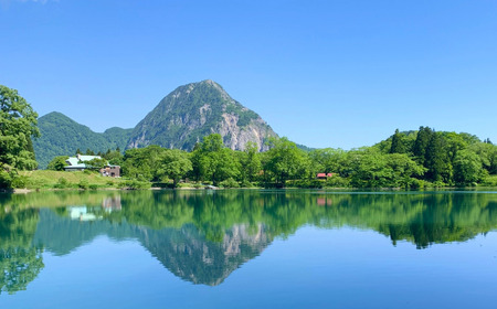 数量限定】糸魚川産ひすい勾玉（小） 桐箱入り【新潟県 翡翠 ヒスイ 宝石 お守り パワーストーン】贈り物 プレゼント 母の日 父の日 糸魚川翡翠 勾玉  | 新潟県糸魚川市 | ふるさと納税サイト「ふるなび」