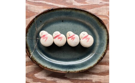 マカロン 【雪国からお届け/一つ一つ表情が違うマカロン】雪だるまのマカロンギフトセット 4個入り 化粧箱に梱包します お菓子 菓子 ギフト