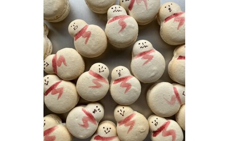 マカロン 【雪国からお届け/一つ一つ表情が違うマカロン】雪だるまのマカロンギフトセット 4個入り 化粧箱に梱包します お菓子 菓子 ギフト