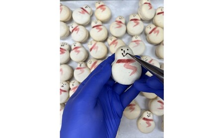 マカロン 【雪国からお届け/一つ一つ表情が違うマカロン】雪だるまのマカロンギフトセット 4個入り 化粧箱に梱包します お菓子 菓子 ギフト