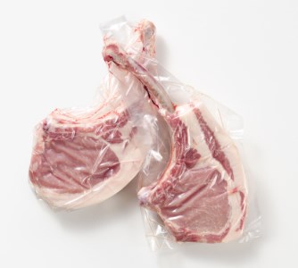 純白のビアンカトマホーク「骨付き豚ロース」2本 豚肉 ぶた ぶた肉 肉 お肉 国産 冷凍 箱入り のし 贈答 ギフト プレゼント お中元 お歳暮 父の日 母の日 敬老の日 焼肉 BBQ 新鮮 新潟県 阿賀野市 1D03012