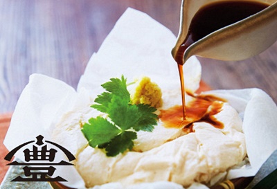 【老舗コトヨ醤油】 醤油皿&笹神延喜200ml セット 安田瓦 箸置き 濃口醤油 本醸造 醤油 しょうゆ 杉桶 職人 手作業 贈答 調味料 1C18010