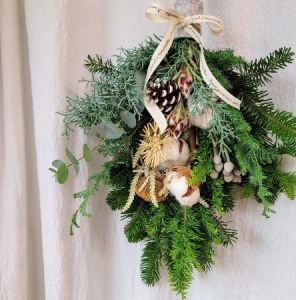 Xmas スワッグ 【しろいゆき】 新潟 阿賀 たけむら生花店 |季節 白 北欧 おまかせ インテリアグリーン ドライフラワー 花 贈り物 花束 ギフト 送料無料 プリザ クリスマス プレゼント 壁掛け プレゼント 花 おしゃれ ナチュラル 期間限定