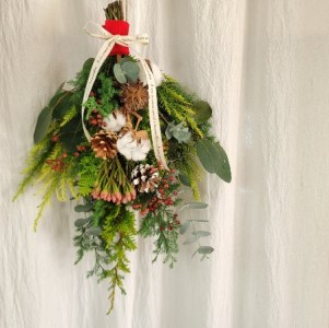 Xmas スワッグ 【あかいみ】 新潟 阿賀 たけむら生花店 |季節 赤 北欧 おまかせ インテリアグリーン ドライフラワー 花 贈り物 花束 ギフト 送料無料 プリザ クリスマス プレゼント 壁掛け プレゼント 花 おしゃれ ナチュラル 期間限定