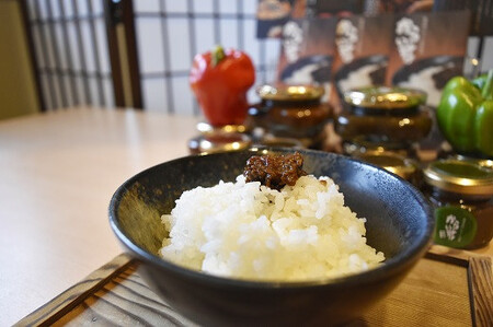 【地場産品】伝統野菜かぐら南蛮と自家製みそで作られた辛みそ「からいすけ(緑)1箱2個入」さまざまなお料理に！