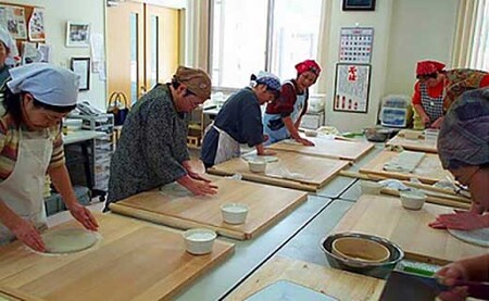 八尾ゆうゆう館そば打ち体験付き宿泊（休前日限定）