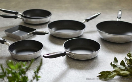 フライパン IHハイキャストプレミアム 24cm IH対応 ガス火対応 テフロン 深型 北陸アルミ 北陸アルミニウム 日本製 調理器具 キッチン用品 日用品 富山県 料理 プラチナ加工 高品質  FAD-0842