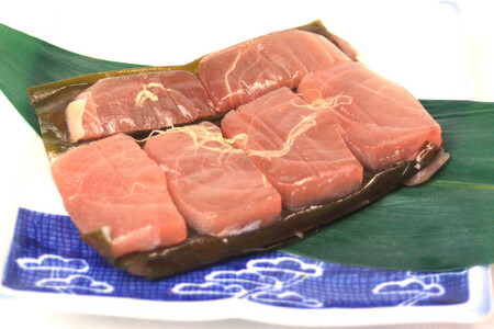 サス（カジキマグロ）昆布〆の押し寿司 35g×6個 折箱入り 寿司 押し