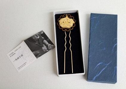 伝統的工芸士が制作したミニ獅子頭「かんざし」