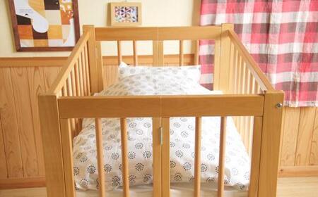 ワンタッチで収納できるハイタイプのベビーベッド「クールミニ」NA