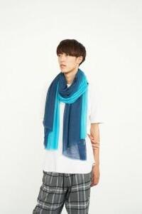 水平線「城端絹」でふんわりと織りあげた肌触りのやさしいストール