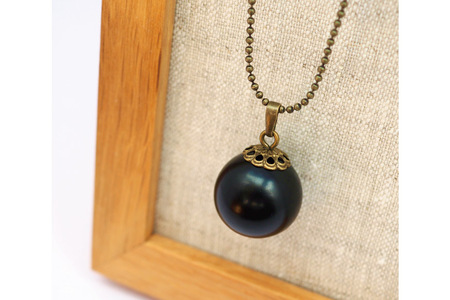 漆玉黒ネックレス「黒と金古美」漆玉1.8cm & チェーン55cm [越久米作 富山県 朝日町 34310294]