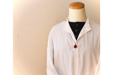 漆玉赤ネックレス「赤と金古美」漆玉 1.8cm & チェーン 55cm [越久米作 富山県 朝日町 34310295]