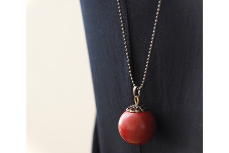 漆玉赤ネックレス「赤と金古美」漆玉 1.8cm & チェーン 55cm [越久米作 富山県 朝日町 34310295]