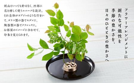 花をみずみずしく長持ち!針のない剣山 / the water