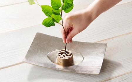 花をみずみずしく長持ち!針のない剣山 / the water